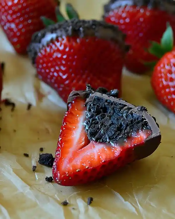 Oreo Truffle-Stuffed Strawberries 6 Easy Healthy Strawberry Desserts